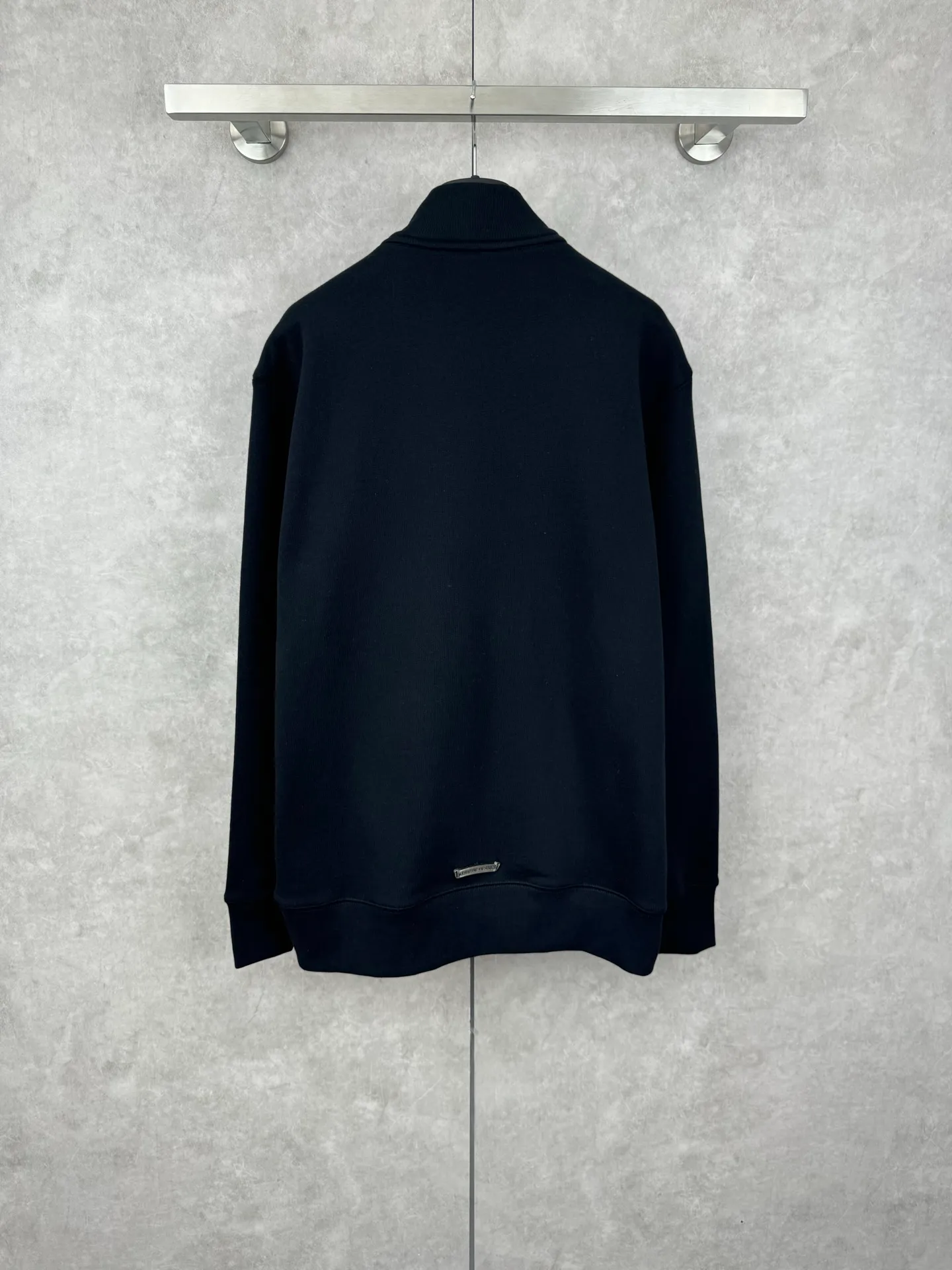P406 Chrome Heart FW25 leather cross half-zip sweatshirt Size: S/M/L/XL Made of high-weight pure cotton terry fabric Pre-shrunk to ensure wearing stability Three-dimensional leather cross label Half-zip neckline with dagger-shaped zipper pull Combined with curved hem tailoring and kangaroo pocket